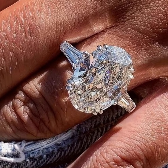 💎 New Stunning sparkling oval white sapphire ring 💎 - Picture 1 of 5